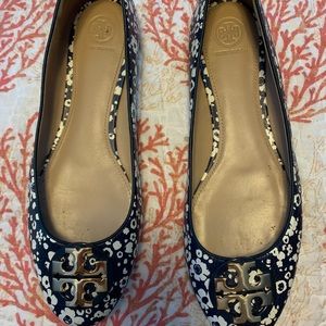 Tory Burch Navy blue and white flower ballet flat